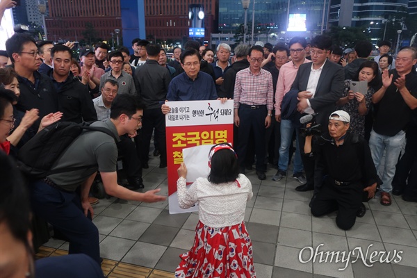  14일 저녁 황교안 자유한국당 대표가 서울역에서 추석 연휴 기간 두 번째 1인 시위를 진행했다. 