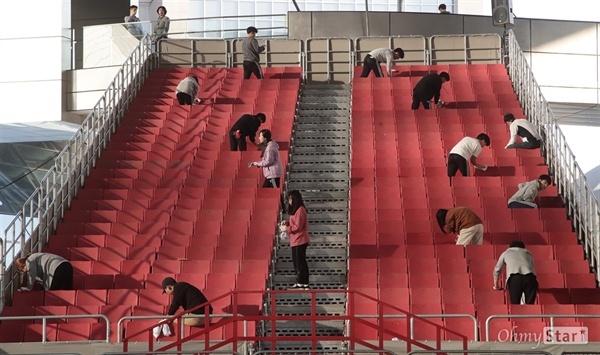  부산영화제 개막식을 앞두고 청소에 열중하고 있는 영화제 스태프들과 자원봉사자들(자료사진)