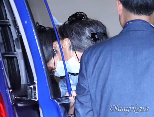 박근혜씨가 지난 2019년 9월 16일 오전 서울 서초구 서울성모병원에서 어깨수술을 받기 위해 호송차량에서 내리고 있다. 