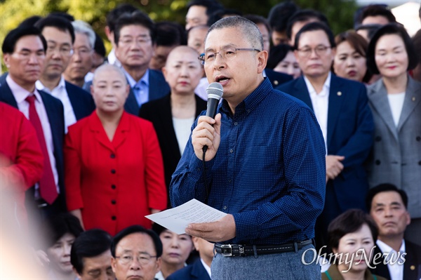 황교안 자유한국당 대표가 2019년 9월 16일 오후 서울 청와대 분수대 앞에서 조국 법무부 장관 사퇴를 촉구하며 삭발을 하고 있다.