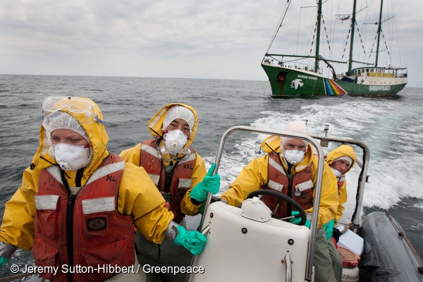  지난 2011년 5월, 국제환경단체 그린피스가 후쿠시마 원전 앞 해상에서 해수의 방사능 오염을 확인하기 위해 이를 채취하는 모습