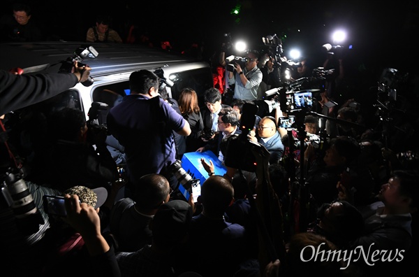  23일 오후 서울 서초구 조국 법무부 장관 자택에서 압수수색을 마친 검찰 관계자들이 입구를 빠져 나와 차량으로 향하고 있다. 