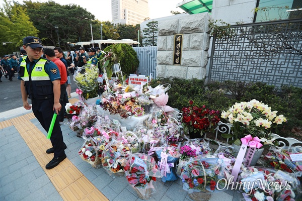 28일 오후 서울 서초동 대검찰청앞에 윤석열 검찰총장 지지자들이 보낸 꽃다발이 놓여 있다.