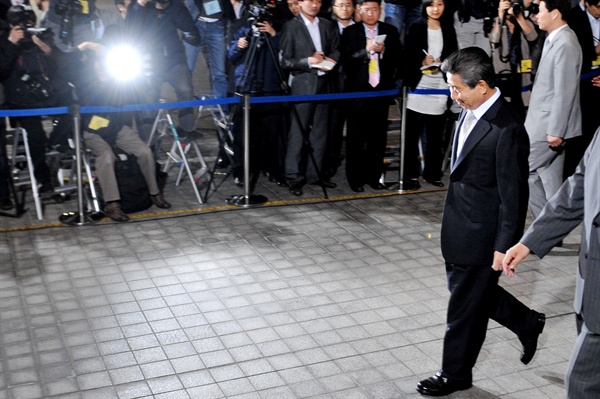  2009년 5월 1일 새벽 노무현 전 대통령이 강도높은 검찰 소환 조사를 마친 뒤 서울 서초동 대검찰청을 빠져나가고 있다.