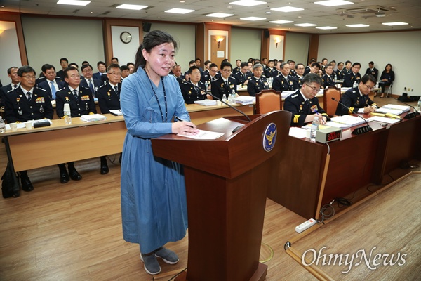 임은정 검사, 경찰청 국감 출석 임은정 울산지방검찰청 부장검사가 4일 오후 서울 서대문구 경찰청에서 열린 국회 행안위 국정감사에 참고인으로 출석해 발언하고 있다.