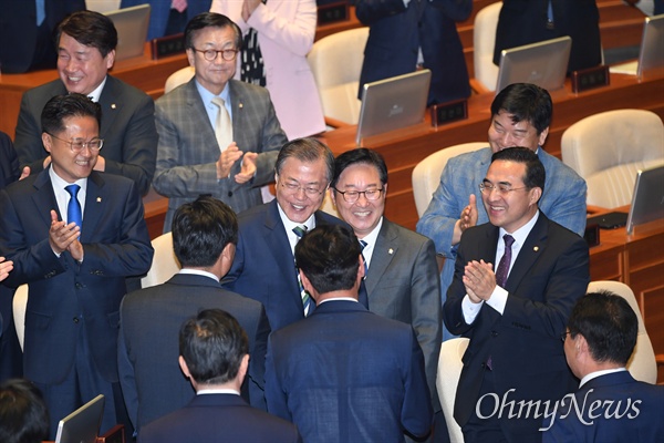 문재인 대통령, 국회 시정연설 문재인 대통령이 22일 오전 서울 여의도 국회에서 내년도 예산안에 대한 시정연설을 하기 위해 본회의장에 입장하며 의원들과 인사를 나누고 있다.