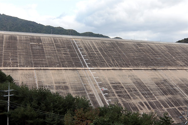  평화의 댐 모습으로 댐높이를 높인 공사현장 모습이 보인다. 총길이 601m, 높이 125m, 최대 저수량 26억 3천만톤인 평화의 댐은 북한의 수공위협에 대비하기 위해 지어진 댐이다. 수도서울이 물바다가 될 수도 있다는  뉴스를 들은 전국민이 성금 661억을 전달했었다