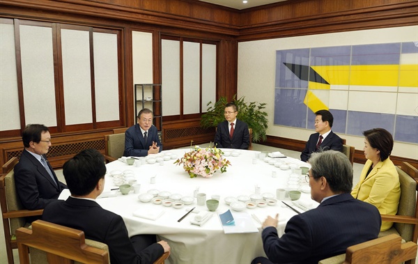  문재인 대통령과 5당 대표의 비공개 만친 회동.