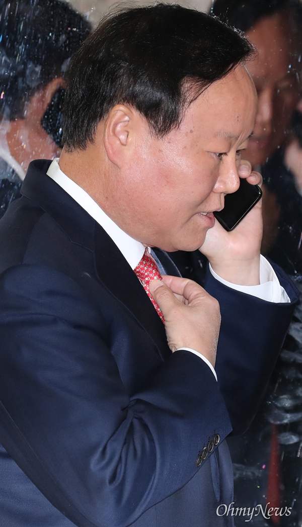  자유한국당 소속 김재원 예결위원장이 14일 오전 국회 복도에서 승강기를 기다리며 전화 통화를 하고 있다. 
