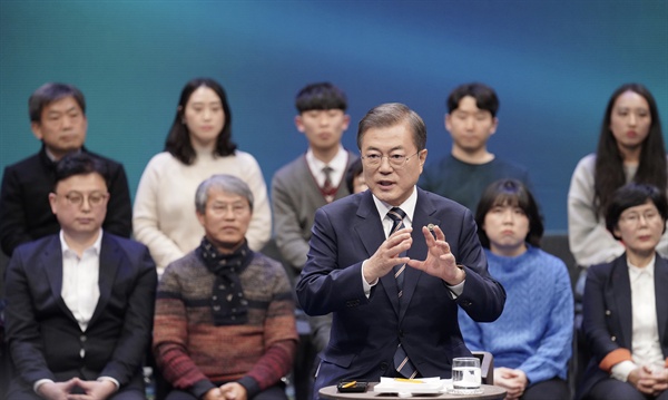  문재인 대통령이 19일 오후 서울 상암동 MBC에서 '국민이 묻는다, 2019 국민과의 대화'를 하고 있다.