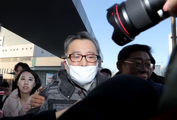  3억원대 뇌물 혐의, 성접대 혐의와 관련해 1심 무죄를 선고받은 김학의 전 법무부 차관이 22일 오후 서울 동부구치소에서 석방되어 나오고 있다. 