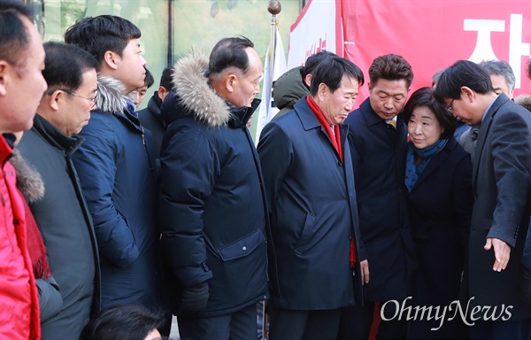 농성천막에서 나온 심상정 대표가 자유한국당 의원들을 쳐다보고 있다.