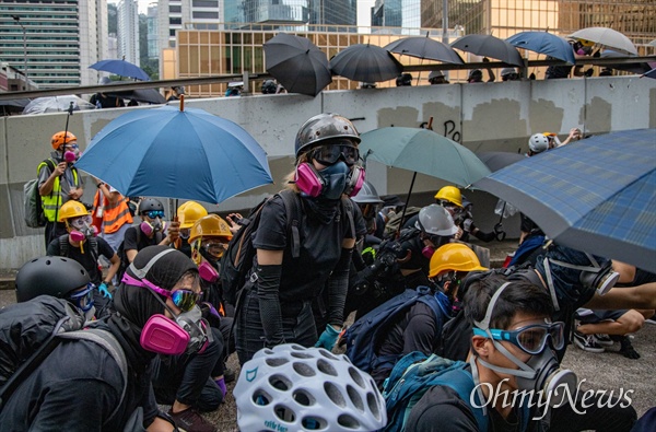  9월 1일 홍콩 중앙정부청사 앞에서 시위대와 경찰이 대치하고 있다.