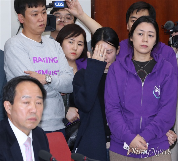 민식·태호·해인 부모들이 29일 국회에서 자유한국당 나경원 원내대표의 필리버스터 관련 기자회견을 지켜보고 있다. 