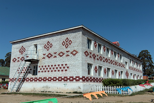  칭기스칸이 태어난 고향마을로 가던 중 만났던 건물에는 여러가지 몽골문양이 잘 나타나 있었다.