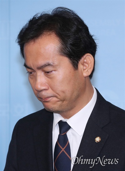 김영우 전 의원. 사진은 2019년 12월 4일 김영우 의원이 국회 정론관에서 2020년 총선 불출마 선언을 한 뒤 나서고 있는 모습. 