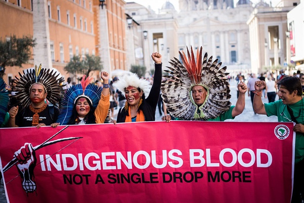  현 브라질원주민협회 (APIB)의 소냐 과자자라(왼쪽에서 두 번째) 대표와 부족 리더들이 로마에서 거리 캠페인을 하고 있는 모습