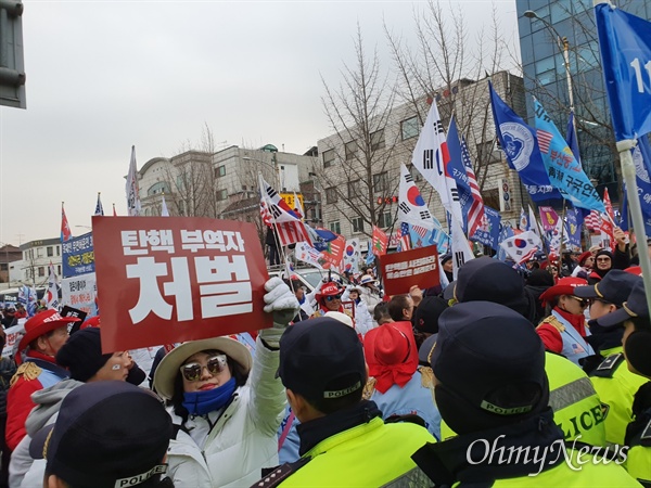  28일 오후 3시 45분께, 서울 자하문로 부근에서 청와대 인근 주민들과 보수단체 집회 참가자들의 대치가 발생했다. 청와대 인근 주민들은 "더이상 참을 수 없다"며 보수단체의 행진을 막았다.