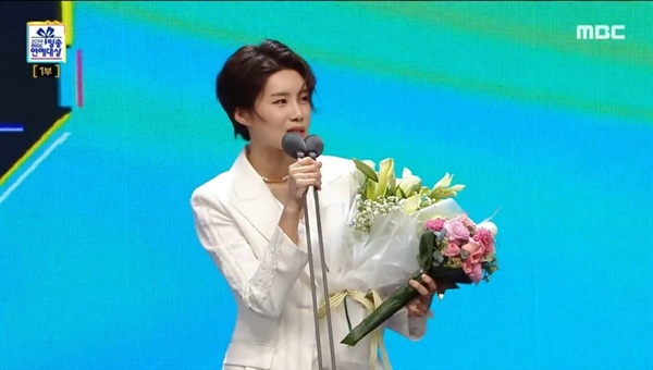  2019 MBC 방송연예대상에서 '베스트 엔터테이너상'을 수상한 코미디언 장도연.
