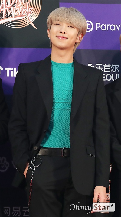 '골디' 방탄소년단 RM, 리더의 부드러움 방탄소년단의 RM이 5일 오후 서울 고척스카이돔에서 열린 <제34회 골든디스크어워즈> 두 번째 날 포토월에서 포토타임을 갖고 있다.