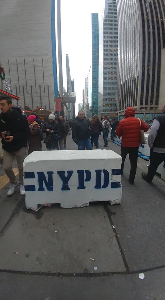  맨해튼 중심가에 설치된 뉴욕 경찰의 바리케이드