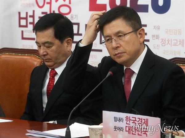 황교안 자유한국당 대표가 13일 오전 서울 여의도 국회에서 열린 최고위원회를 주재하고 있다.