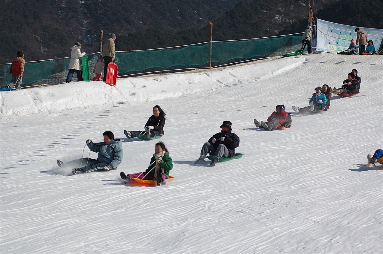 겨울축제에는 어디나 눈썰매장이 있는데, 인제 빙어축제 눈썰매장은 꽤 크다(사진은 2018년 인제 빙어축제). 