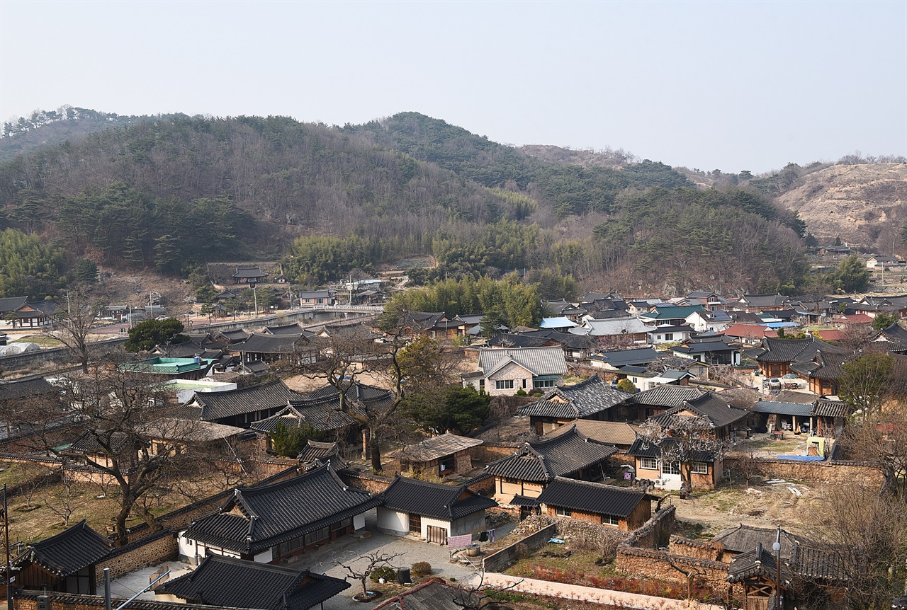 돌담길이 유명한 남사 예담촌은 한국의 가장 아름다운 마을 제1호로 선정되었다. 