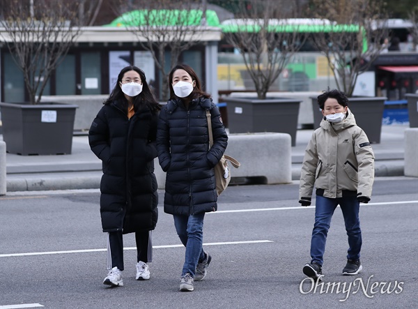  중국 우한 지역에서 발생한 신종 코로나 바이러스 감염증이 국내에 확진자가 발생해 질병관리본부가 감염병 위기단계를 '경계' 수준으로 관리하고 있는 29일 오후 서울 광화문 일대에 시민들이 마스크를 착용하고 있다.
