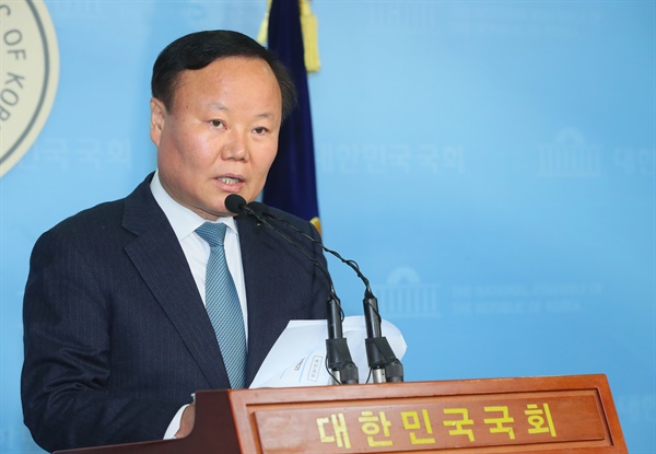  자유한국당 김재원 정책위의장이 지난 1월 29일 국회 정론관에서 국민과 함께하는 2020 희망공약 개발단의 검찰개혁공약을 발표하고 있다.