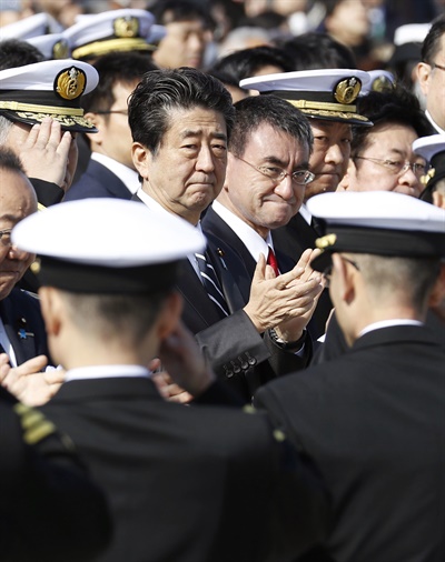 부대원 격려하는 아베 신조 일본 총리 아베 신조 일본 총리가 2일 요코스카 해상자위대 기지에서 열린 호위함 다카나미 환송 행사에서 박수로 부대원들을 격려하고 있다.