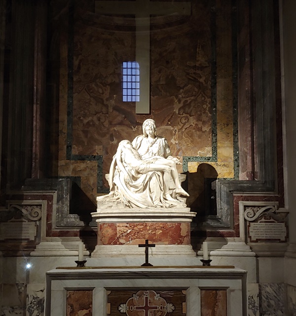   로마 성베드로 성당에 있다. 미켈란젤로는 자신을 알리기 위해 마리아의 가슴 띠에 자신의 이름을 새긴다. 하지만 훗날 이 일에 대해 후회한다.