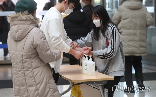  18일 경기도 성남 분당서울대병원에서 내원객들이 코로나19(신종 코로나바이러스 감염증) 예방하기 위해 손세정제로 손을 닦고 있다.
