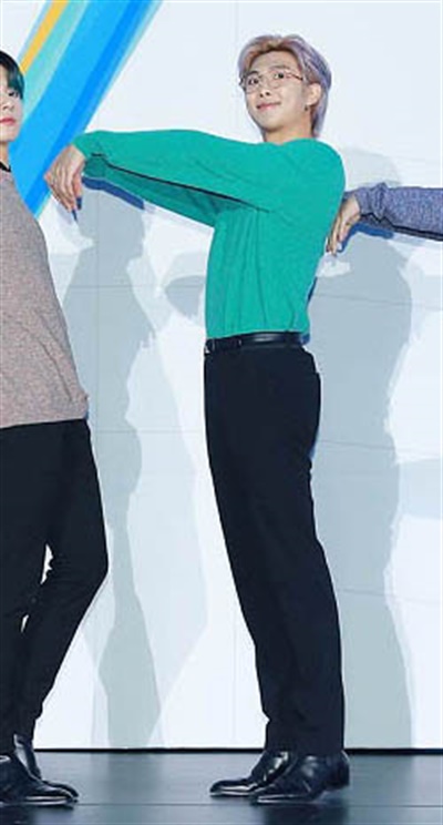 '방탄소년단' RM, 하트로 무장 방탄소년단의< MAP OF THE SOUL : 7 > 발매 글로벌 기자간담회가 코로나19로 인해 24일 오후 온라인으로만 진행됐다. 방탄소년단의 RM이 포즈를 취하고 있다.