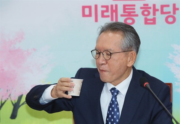  미래통합당 김형오 공천관리위원장이 지난 5일 국회에서 공천심사 결과를 발표하기 전 물을 마시고 있다.