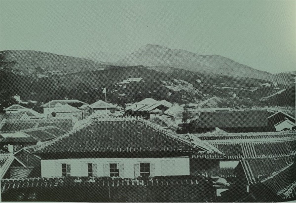 부산의 일본인 거류지. 일본 영사관과 일장기가 보인다. (로제티, "COREA E COREANI", 1905)
