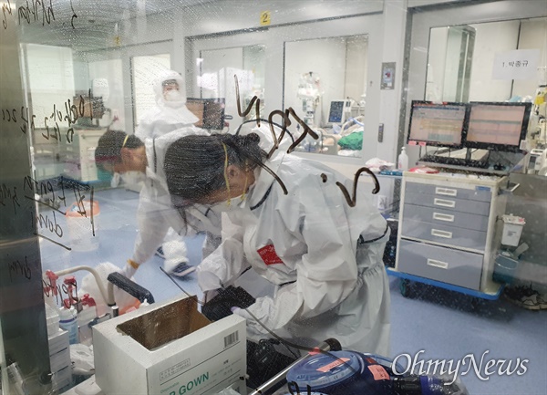10일 오전 '코로나19' 확진 환자들을 치료하고 있는 대구광역시 경북대병원 음압병실.