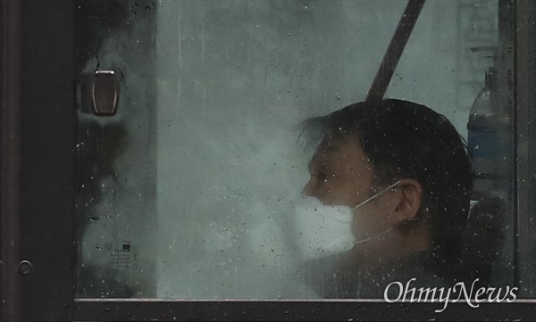  서울 구로구 코리아빌딩에 위치한 보험회사 콜센터에서 신종 코로나바이러스 감염증(코로나19) 집단감염이 발생한 가운데 10일 오전 한 시민이 마스크를 착용한 채 버스를 타고 이동하고 있다.