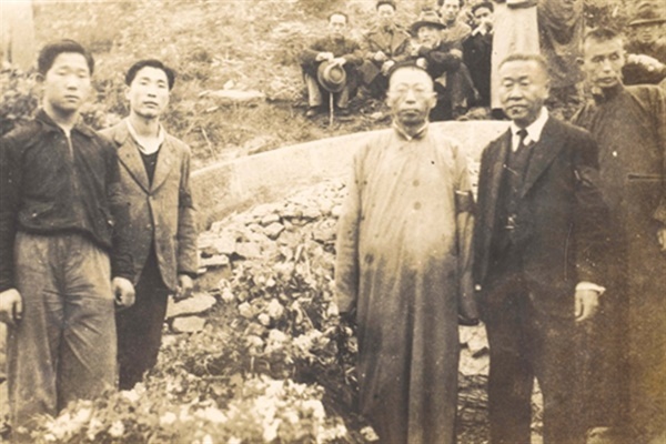 충칭 화상산 한인묘지에 마련된 백범 김구의 모친 곽낙원의 묘역(1939년 4월)