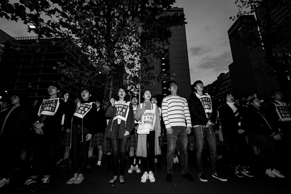  2013년 아베 정권의 민족교육 차별에 항의해 일본 문부과학성 앞에서 시작된 ‘금요행동’이 올해 들어 벌써 200회를 넘어섰다. 그러나 지난 8년 동안 문부과학성의 문은 단 한 번도 열리지 않았다.

