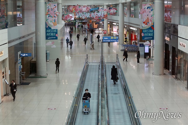 '코로나19' 세계적 대유행(팬데믹) 사태의 영향으로 17일 오후 인천국제공항 면세점이 한산한 모습을 보이고 있다.