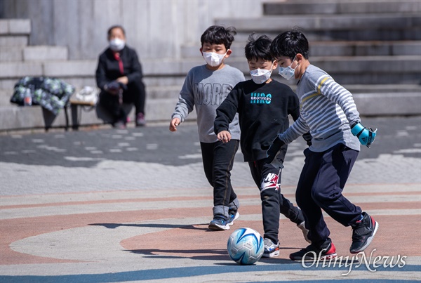  코로나19 사태가 지속되어 3번째 개학연기로 인해 학교를 가지 않은 어린이들 18일 오후 서울 양천구 목동의 한 공원에서 마스크를 쓰고 친구들과 어울려 즐거운 시간을 보내고 있다. 