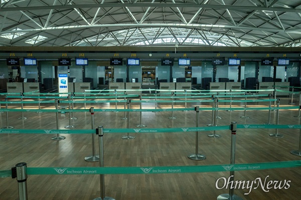  19일 오후 인천국제공항 제1터미널에서 여행객들이  코로나 예방을 위해 마스크를 착용하고 있다. 