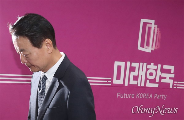 미래한국당 한선교 대표가 19일 오후 서울 영등포구 당사에서 긴급 기자회견을 열어 대표직 사퇴 의사를 밝힌 뒤 나서고 있다.
