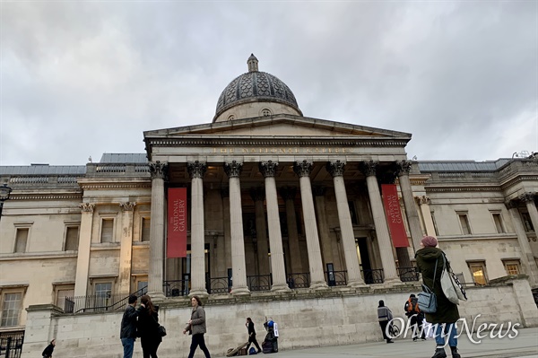  영국 최초의 국립 미술관인 내셔널 갤러리. 이곳을 비롯해 런던의 모든 미술관, 박물관이 문을 닫았다. 미술관 입구에도 몇몇 관광객으로 보이는 사람들만이 기념사진을 찍고 있었다.