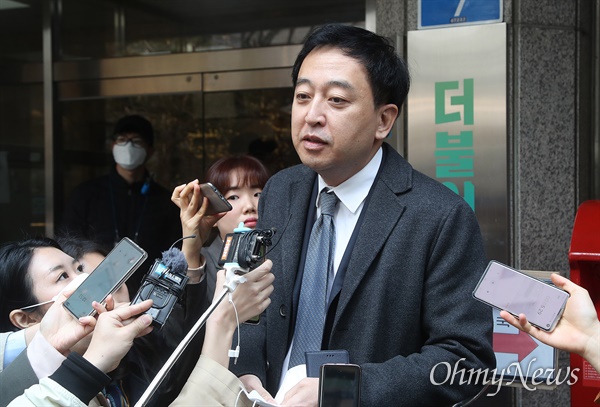  금태섭 더불어민주당 의원이 24일 오후 서울 여의도 당사에서 불출마 의원들의 더불어시민당 이적을 논의하는 비공개 회의에 참석한 뒤 자리를 나서고 있다.