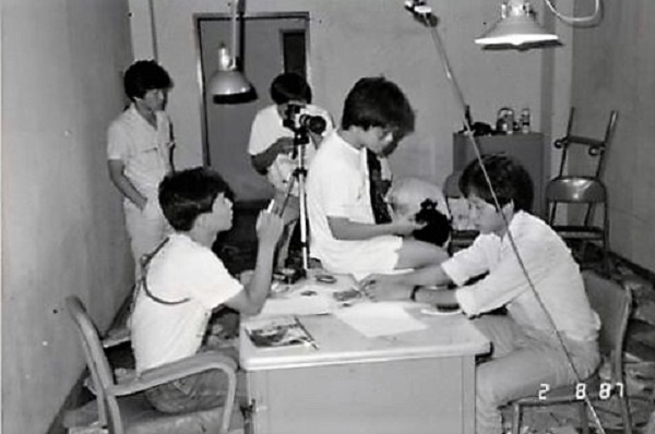  1987년 8월 <인재를 위하여> 촬영현장. 공수창(맨 왼쪽 의자), 장윤현(책상 위) 김연준 배우(오른쪽 의자)