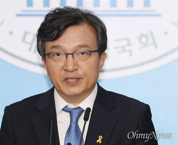  열린민주당 김의겸 비례대표가 1일 오후 서울 여의도 국회 소통관에서 언론개혁 공약을 발표하고 있다.