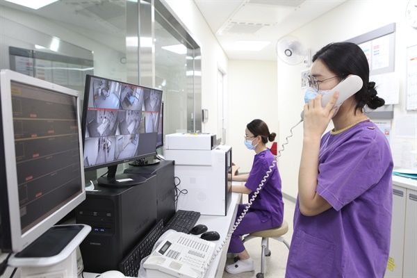  코로나19 전담병원으로 지정된 서울의료원의 의료진이 음압병실에 입원한 환자들의 상태를 모니터로 살펴보고 있다.