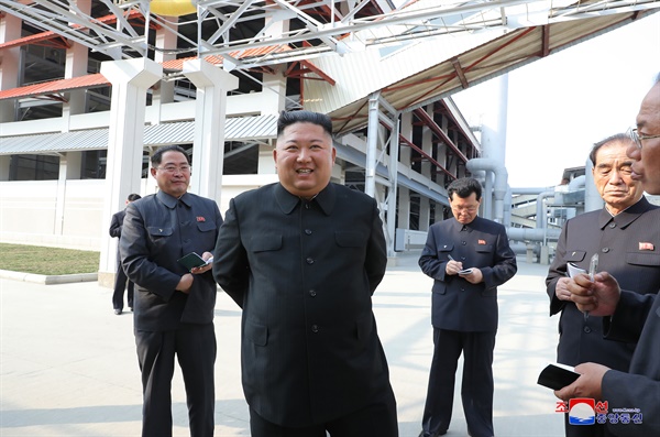 사망설에 휩싸였던 북한 김정은 국무위원장이 20일 만에 공개활동을 재개하며 건재함을 과시했다. 김 위원장이 노동절(5·1절)이었던 지난 1일 순천인비료공장 준공식에 참석했다고 조선중앙통신이 2일 보도했다.